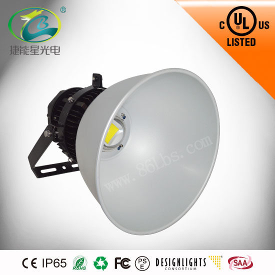 LED塔吊燈應(yīng)用于香港現(xiàn)代貨柜碼頭